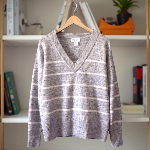Jessica Simpson Striped V-Neck Sweater Size L Gray & White Preppy Fall Layers - Picture 11 of 12